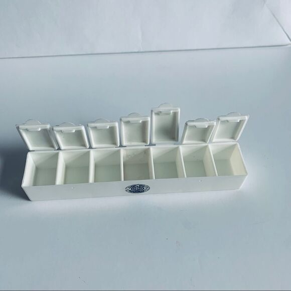 Vitamin 7 Day Weekly Pill Box Medication Organizer - Picture 3 of 4